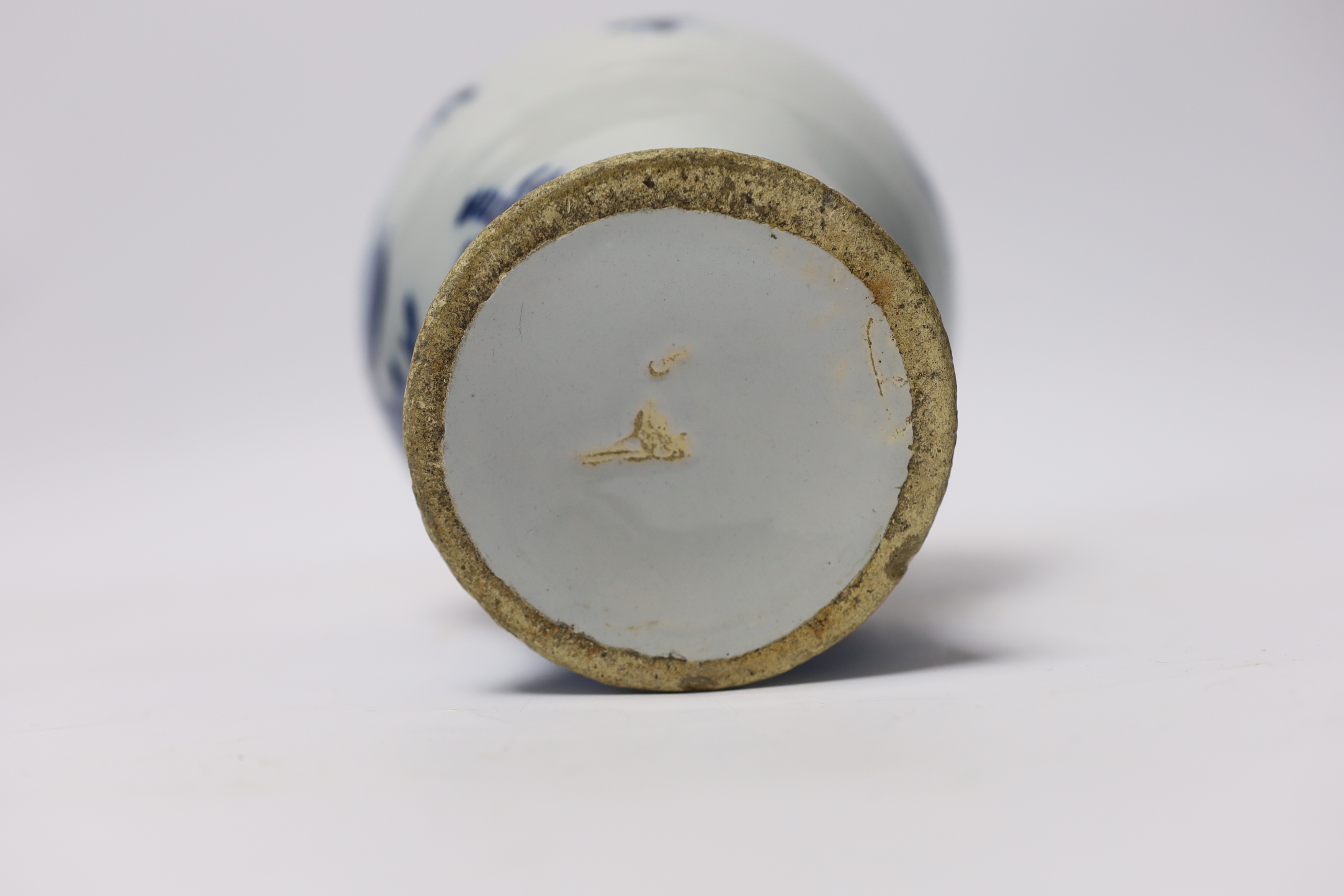 An 18th century Dutch Delft vase, 18cm